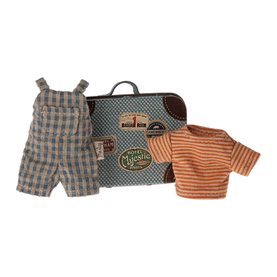 Overalls og trøje i kuffert, storebror mus