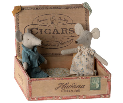 Mor og far mus i cigaræske
